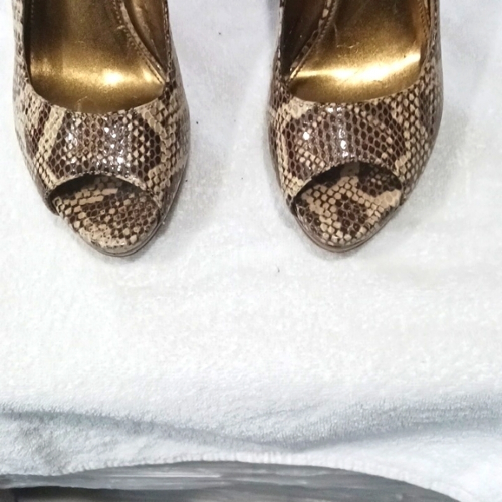 NINE WEST, SNAKE SKIN, PLATFORM, PEEP TOE Size 7 1/2. - Picture 3 of 12